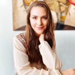 Lynda Thomas Instagram - El hipotiroidismo es un transtorno muy jodido. Quienes lo padecemos, vivimos haciendo malabares para evitar que nuestros niveles hormonales nos lleven a lugares oscuros. Estas últimas semanas han sido cuesta arriba porque, distraída con un montón de cosas al mismo tiempo, no hice caso a síntomas que poco a poco se fueron multiplicando. Hasta que el agotamiento y a la sensación de perder el aliento cada vez que subía escaleras, ya no era normal. Los resultados de mis exámenes, fueron alarmantes, pero gracias a que me los hice en cuanto la intuición me obligó, estoy segura que mis niveles volverán a estar bajo control en unas semanas. El hipotiroidismo, es muy peligroso si no se controla, y puede provocar la perdida del conocimiento y en casos graves, hasta la muerte. Si sospechas que tienes síntomas, por favor acude al médico y no hagas caso de remedios caseros o productos milagro. Buen fin de semana 🙏 #listentoyourbody #health #lyndathomasoficial