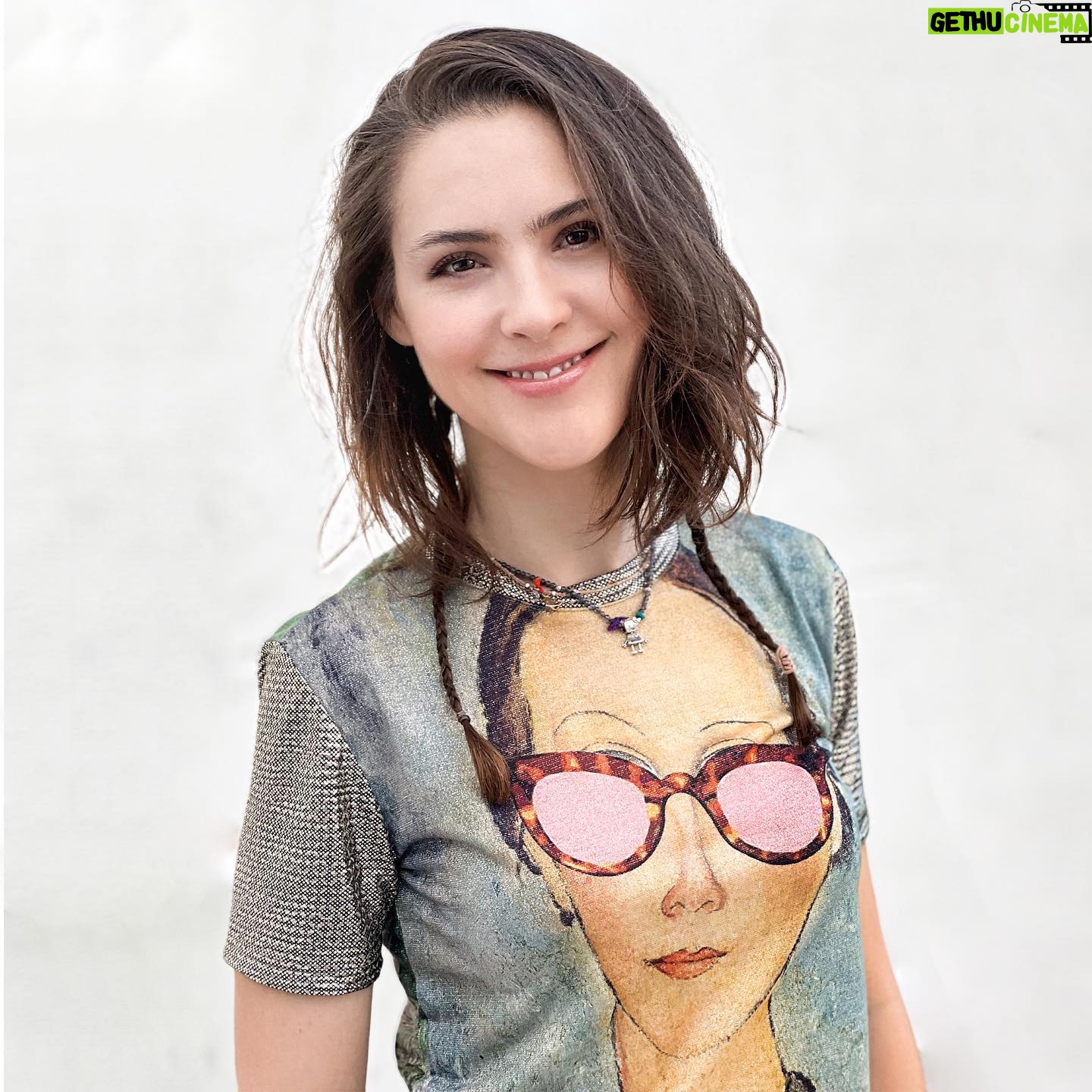 Lynda Thomas - 4.3K Likes - Hace poco veia un post de Christian Bale que decía:
“Si tienes algún problema conmigo, llámame y platicamos, pero si no tienes mi teléfono, entonces no me conoces lo suficiente para tener un problema conmigo”
Muy poca gente sabe quienes somos, sin embargo, todos los días, hay quien se toma la libertad de criticarnos por algo que alguien, alguna vez dijo de nosotros.
Si alguien te ha ofendido sin siquiera conocerte, considera esto, solo aquellos que tienen vidas miserables sienten la necesidad de ocultarse en las imperfecciones de otros.
Larga vida 🙏
#keepgoing #nevergiveup #lifelessons #lyndathomasoficial