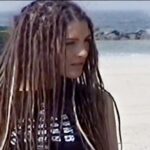 Lynda Thomas Instagram - 🎧 “Fué en el penúltimo café, mientras hablábamos de amor, fué en aquel beso en el andén, que dejé mi corazón”❤️ En alguna parte del pasado, aún tengo 19 años y estoy en Venice Beach haciendo las fotos para “Polen” con mi querida @yvovenegas Si pudieras regresar 20 años atrás, le dirías que le amas, a aquella persona que se volvió un imposible en tu vida? 🙂 Por cierto, esta versión acústica de “Corazón Perdido” es parte de un curioso proyecto que estamos llevando a cabo, al mismo tiempo que el álbum inédito 😊 Feliz nostalgia 🙏 #tbt #memories #nostalgia #lyndathomasoficial