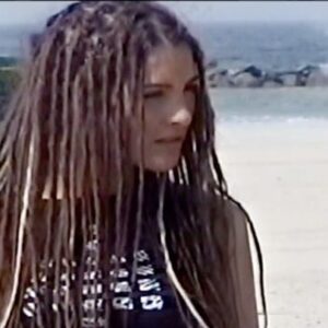 Lynda Thomas Instagram - 🎧 “Fué en el penúltimo café, mientras hablábamos de amor, fué en aquel beso en el andén, que dejé mi corazón”❤️

En alguna parte del pasado, aún tengo 19 años y estoy en Venice Beach haciendo las fotos para “Polen” con mi querida @yvovenegas 

Si pudieras regresar 20 años atrás, le dirías que le amas, a aquella persona que se volvió un imposible en tu vida? 🙂

Por cierto, esta versión acústica de “Corazón Perdido” es parte de un curioso proyecto que estamos llevando a cabo, al mismo tiempo que el álbum inédito 😊

Feliz nostalgia 🙏

#tbt #memories #nostalgia #lyndathomasoficial
