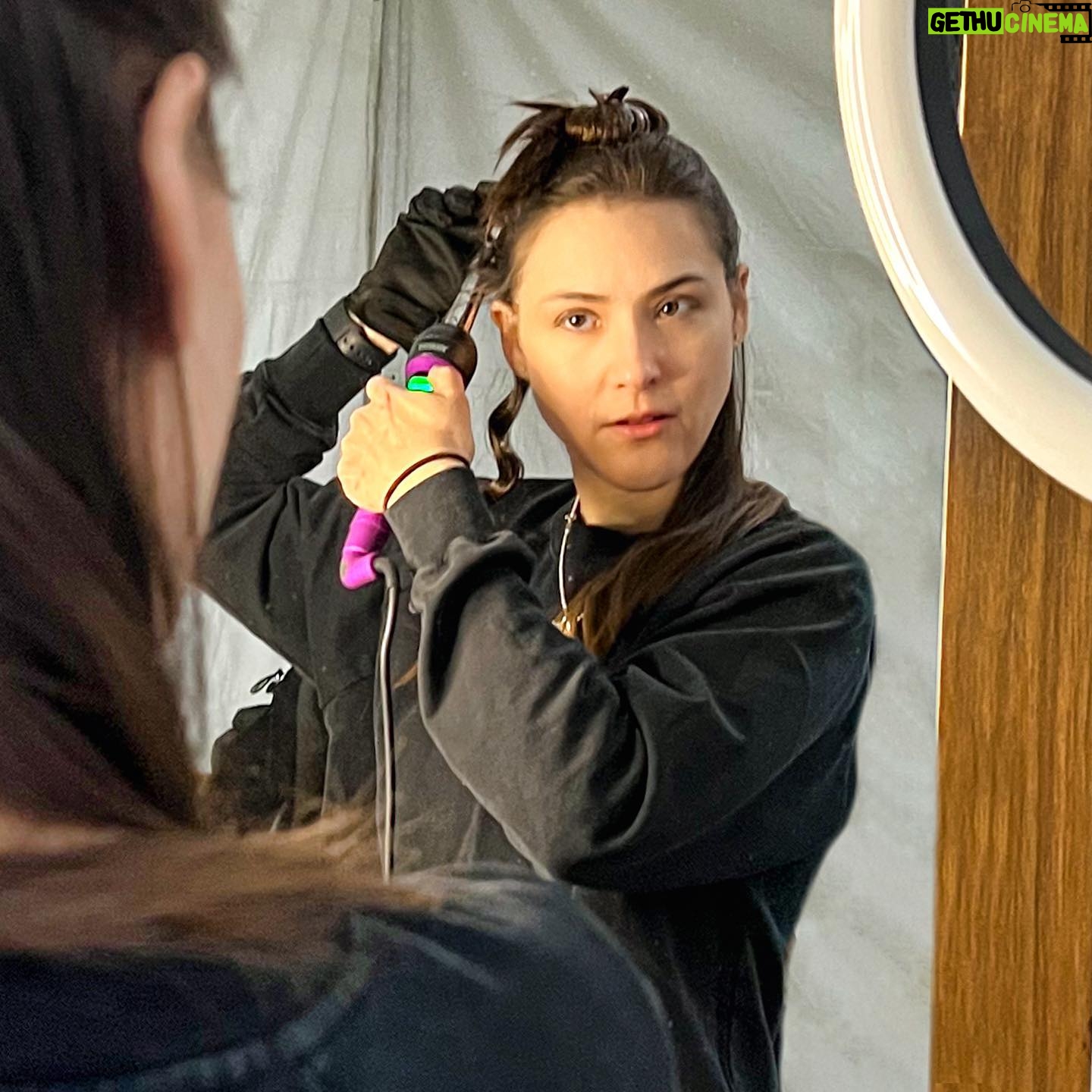 Lynda Thomas Instagram - Muchos piensan que la vida de los que nos subimos al escenario está llena de glamour 😜 Aunque mis compañeros y yo somos afortunados al hacer lo que nos gusta, detrás de una gira como el @90spoptour hay un montón de imprevistos, y de trabajo duro. Desde quienes cantamos, hasta el equipo de @boboproducciones , el staff de cada uno de nosotros, la banda, o quien transporta y arma el equipo, los ingenieros y la gente que hace la limpieza después de que todo termina. Todos, agradecemos que nuestro esfuerzo sea valorado, cuando tu decides gastar tu dinero tan difícilmente ganado para cantar y bailar con nosotros 🙏 Por ahí nos vemos 🙌🏻 @ana_torroja @bennyibarra @erikrubinoficial @grupojns @ariborovoy @jackborovoy75 @alexrosaldo @chacho_gaytan @magnetooficial @kabah_oficial @sonsalsco @boboproducciones @90spoptour