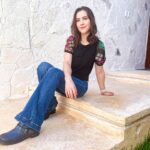 Lynda Thomas Instagram - Mis playlists están llenas de artistas que no pertenecen al “mainstream”. Y no por tener pocos impactos en las plataformas dejan de ser extraordinarios. La música es una democracia donde todos caben y no una monarquía donde algunos le rinden pleitesía a “reyes” y “princesas”. Nunca he creído que un disco de oro o un trofeo sea suficiente para “calificar” la obra de millones de artistas que cada día salen a la calle a mostrarnos su enorme creatividad. A todos ellos hoy los saludo y les digo que su música es importante y aunque no lo crean, ha hecho la diferencia en las vidas de aquellos que los escuchamos. Después de todo, el artista más grande de la historia jamás será descubierto porque muy probablemente es feliz cantando en pequeños lugares en algún rincón del mundo. Larga vida. #keepgoing #patience