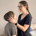 Lynda Thomas Instagram - La danza del tiempo. Esa que me hace medir la estatura de mi hijo cuando me abraza cada mañana y perder un latido cada vez que lo veo más alto y hago el cálculo matemático sobre los dias que me restan para verlo volar con las alas abiertas rumbo a su vida. Dice mi madre que uno nunca deja de serlo y un día me descubriré preguntándole en la distancia si está comiendo o durmiendo lo suficiente o intentando adivinar en la profundidad de su mirada si todo marcha bien. Es por eso que siempre agradezco cada instante, porque se que un día nos veremos a los ojos como aquella primera vez y después de un largo abrazo abrirá la puerta para comenzar la aventura de su propio viaje. Larga vida. #motherhood #love #family #grateful #lyndathomasoficial