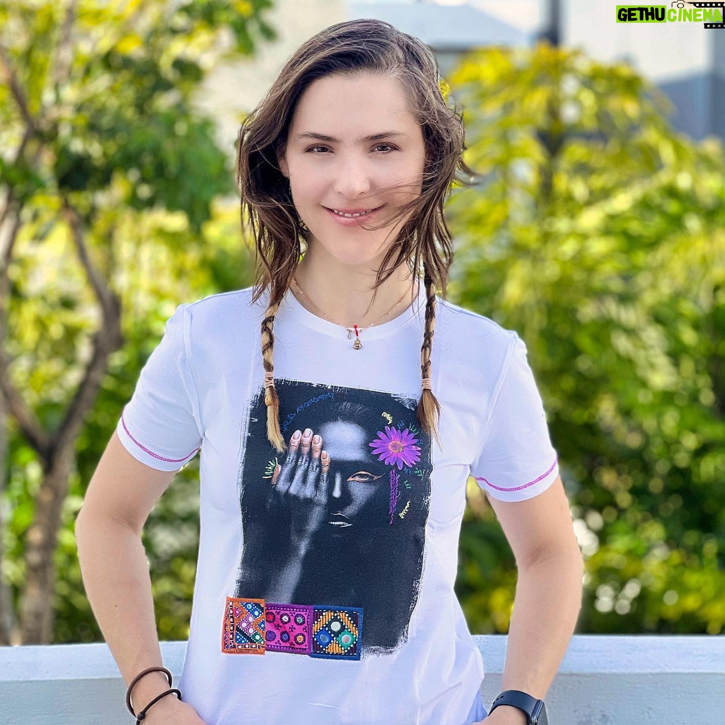 Lynda Thomas Instagram - Algún día, abrirás la ventana y encontrarás que el ruido se ha marchado. Que aquellos que te lastimaban ya no están y los fantasmas que aún veías por el espejo retrovisor, se han quedado atrás. Algún día, las mentiras que propagaron en tu contra se volverán humo y te darás cuenta que ya nadie puede hacerte daño. Por si fuera poco, algún dia la vida, te dará la oportunidad de encontrarte a quien te ha perseguido y entonces, sonreirás al descubrir, que el hechizo ha terminado. Todo llega, y nada es para siempre. #staystrong #keepgoing #life #lyndathomasoficial