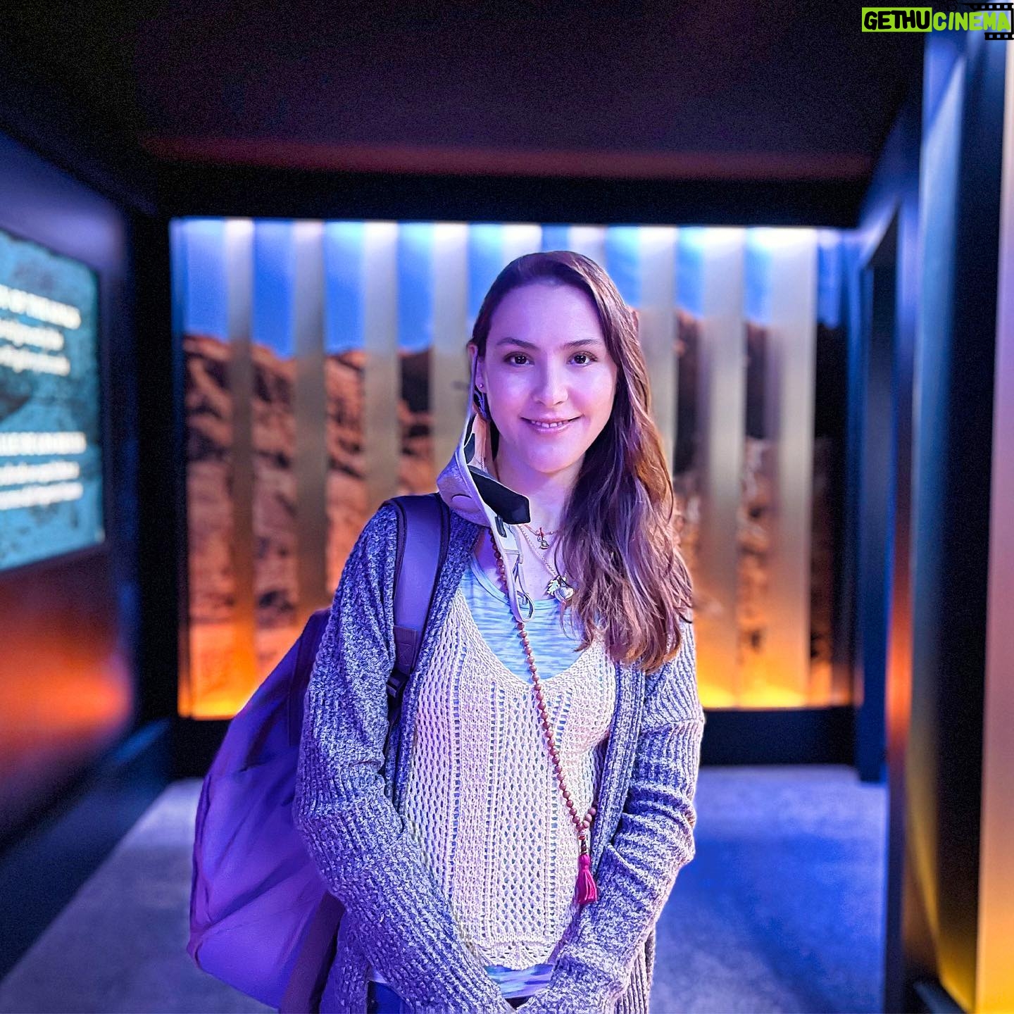 Lynda Thomas Instagram - Días de cara lavada, museos, exhibiciones y vacunas😜 Mañana de regreso a casa para seguir con la vida y los proyectos. La nueva versión de “Dile” está casi lista para ser lanzada la tercer o cuarta semana de este mes, después soltaremos la nueva versión de “A mil por Hora” y en Septiembre, nuevas canciones 🙃 Y algunas cosas más 😉 Larga vida🙏 #vacationmode #fun #family #nomakeup #lyndathomasoficial