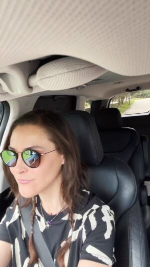 Lynda Thomas Instagram - Me creerían si les dijera que esta es la primera vez que intento cantar “Lo mejor de mí” después de tantos años? 😳

Cuando hicimos “Polen” yo era otra persona, y aunque el fuego sigue ardiendo, ya no es un incendio incontrolable sino una hoguera que me mantiene viva.

Hay canciones que en aquel momento reflejaban mis demonios que con el tiempo, se han vuelto como yo, menos inestables y más perceptivos.

El reflejo  ante el espejo parece el mismo pero lo que nos ha tocado vivir, las cicatrices y las memorias, nos han cambiado por dentro, para bien y a veces no tanto.

En fin, que hoy es jueves de nostalgia.

#tbt #memories #nostalgia #lyndathomasoficial