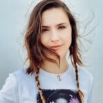 Lynda Thomas Instagram - Cuando le quitamos la etiqueta a nuestras metas, la vida suele ser más clara. Por ejemplo: Necesitas un auto, no un Ferrari. Necesitas un reloj, no un reloj de diamantes. Necesitas un mejor lugar donde vivir, no una mansión de 15 habitaciones. Lo primero, es una realidad, lo segundo, es una fantasía. Si has logrado lo primero y todavía deseas lo segundo, adelante. Pero si después de conseguir lo primero, ya no necesitas lo segundo, te felicito, porque no tendrás que gastar ni un minuto de tu vida en la absurda necesidad de “pretender”. #simplethings #lifelessons #love #lyndathomasoficial
