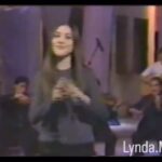 Lynda Thomas Instagram - El tiempo no pasa, se fragmenta en momentos y en recuerdos. Como este cuando a los 19 años me atrevía a cantar “Solo pienso en tí” de un genio universal llamado Victor Manuel. Así es queridos míos, no hace mucho, todavía la música y las palabras tenían sentido🙂 Gracias a mis amigos de @lynda.mx por compartirme este recuerdo 🙏 Feliz nostalgia! #tbt #memories #nostalgia