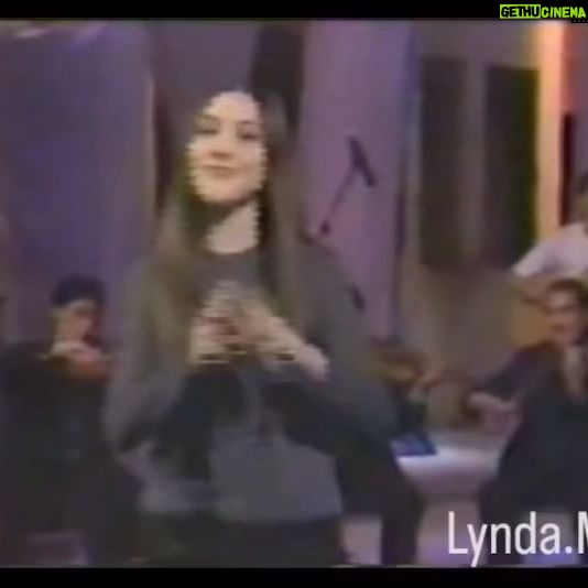 Lynda Thomas - 6.1K Likes - El tiempo no pasa, se fragmenta en momentos y en recuerdos.
Como este cuando a los 19 años me atrevía a cantar “Solo pienso en tí” de un genio universal llamado Victor Manuel.
Así es queridos míos, no hace mucho, todavía la música y las palabras tenían sentido🙂
Gracias a mis amigos de @lynda.mx por compartirme este recuerdo 🙏
Feliz nostalgia!
#tbt #memories #nostalgia