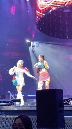 Lynda Thomas Instagram - Siempre es un privilegio cantar con @ana_torroja 

El 90s Pop Tour es una experiencia única. 

No solo es un encuentro donde la música y la nostalgia nos llevan de la mano a un montón de lugares del corazón, pero también, miles de historias convergen en una misma noche.

Donde quiera que estés, seguramente muy pronto nos veremos 🙏

#music #musica #90spoptour #grateful