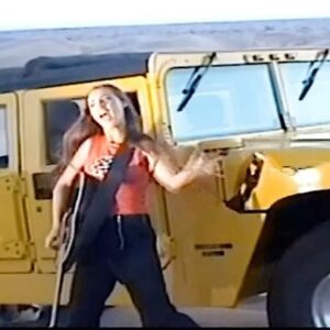 Lynda Thomas Instagram - Hace apenas 22 años estábamos en la mágica Región del Pinacate ( Sonora), grabando el video de “A mil por Hora” 😊

Dirigido por el buen @pedrodamian01 , asistido por mi querido @luisluisillom, es quizás, el video que más he disfrutado 

Gracias a ustedes y a la maravillosa novela que produjo Pedro y protagonizó @anahi y @kunobp , “A mil por Hora” se convirtió en un éxito que toda una generación aún recuerda.

Feliz jueves de nostalgia 🙌🏻

#tbt #nostalgia #music #memories #lyndathomasoficial