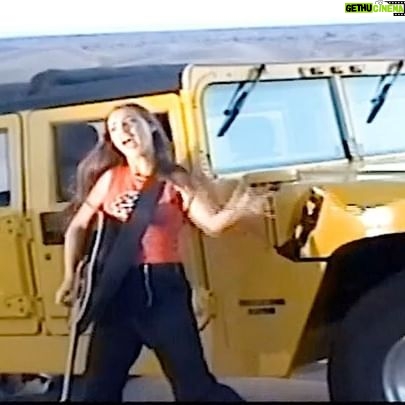 Lynda Thomas - 11.9K Likes - Hace apenas 22 años estábamos en la mágica Región del Pinacate ( Sonora), grabando el video de “A mil por Hora” 😊
Dirigido por el buen @pedrodamian01 , asistido por mi querido @luisluisillom, es quizás, el video que más he disfrutado
Gracias a ustedes y a la maravillosa novela que produjo Pedro y protagonizó @anahi y @kunobp , “A mil por Hora” se convirtió en un éxito que toda una generación aún recuerda.
Feliz jueves de nostalgia 🙌🏻
#tbt #nostalgia #music #memories #lyndathomasoficial