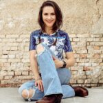 Lynda Thomas Instagram - Generalmente, cuando no encajas en algún lugar, “los extraños” son aquellos que te rechazan y no tú. Nunca vale la pena traicionar tu identidad para “caerle bien” a alguien. El ser humano más cercano a tí, eres tú mismo, así que antes de escoger a otros, asegúrate de que esa persona que te ve desde el espejo, está también de acuerdo.☺️ Larga vida🙏 #loveyourself #youareenough #life #lyndaaguirrethomas