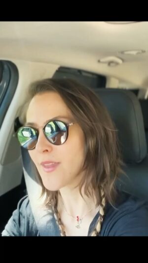 Lynda Thomas Instagram - 🎧 Tenía 14 añitos cuando lanzamos mi primer sencillo “Gira que Gira” en 1996 😊

Nunca deja de sorprenderme como muchos de ustedes me siguen platicando como formé parte de su infancia o adolescencia

Y es que crecimos juntos, aunque la vida nos haya llevado por diferentes rumbos 😌

Hoy nos comenzamos a encontrar de nuevo y seguramente tenemos mucho que contar.

Feliz jueves de nostalgia 🙌🏻

#tbt #nostalgia #singinginthecar #lyndathomasoficial