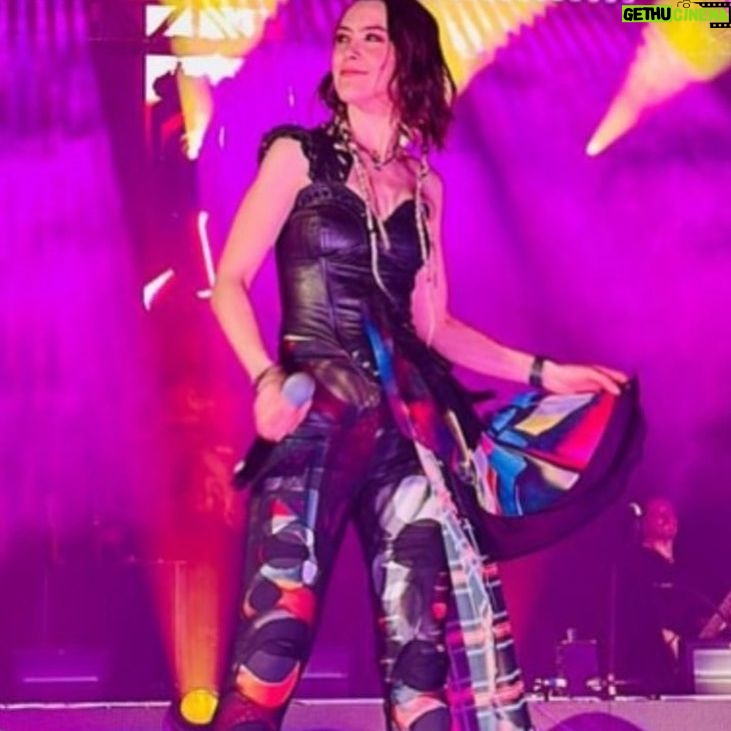 Lynda Thomas Instagram - Esta etapa del @90spoptour ha sido una experiencia inolvidable. Compartir con mis compañeros el escenario y poder ser parte de la nostalgia de todos quienes han asistido a cantar con nosotros, es un privilegio. Seguramente lo extrañaré cuando llegue el momento de continuar con mi proyecto personal. Por ahora, muchas gracias Texas, cada ciudad donde estuvimos, se convirtió en una fiesta maravillosa. Larga vida🙏 #grateful #gracias #mylife #lyndathomasoficial photo by:@memo90061