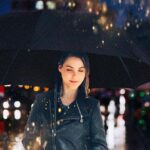Lynda Thomas Instagram - El amor es omnipresente pero también es invisible. Es por eso que no cabe en una caja de chocolates o un anillo de diamantes. Sin embargo, si observas detenidamente, es fácil encontrarlo en todas partes. En un cuarto de hospital donde un hombre no ha dormido por varios dias cuidando a su pareja, o viajando en un pesero a las cinco de la mañana en el corazón de una madre soltera que se dirige a su primer empleo para asegurarse que sus hijos puedan sonreír. El amor es la complicidad que hay entre dos seres humanos que después de tanto tiempo de estar juntos, son capaces de adivinar sus pensamientos. Es lo que nos hace reconocer una voz en la multitud y sacrificar incluso nuestra propia vida para que alguno de los nuestros logre sobrevivir. Es lo que hace que una pareja siga viéndose a los ojos como la primera vez, a pesar de las canas, las arrugas o los kilos que se han acumulado. El amor es callado, a veces rutinario, introvertido y persistente. Por eso es imposible encontrarlo en las revistas y en las redes, donde “las parejas de moda” suelen jurarse “amor eterno” solo para desaparecer en el olvido de sus propias vanidades. Así qué si hoy existe quien te ama como eres, sin regalos ostentosos o fuegos pirotécnicos, agradécelo siempre y no solo en este día. Larga vida 🙏 #love #simplethings #happyvalentinesday #lyndathomasoficial