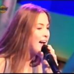 Lynda Thomas Instagram - Para mí, no hay momento más dulce en mi oficio, que cantar con mi banda en vivo, sin fuegos pirotécnicos , efectos especiales o trucos en la voz. Así, con el corazón totalmente desnudo, muy cerca de la gente, para contarnos historias y cantarlas. Si no mal recuerdo, eso es un programa en Buenos Aires Argentina, cantando en vivo “Voy a Seguir” que el querido @leoelleon (Leonel García ) me compuso para el álbum de “Mi día de la independencia”. Es increíble, apenas tenía 18 años y no sabía hacia adonde me llevaría este viaje misterioso, complicado, y maravilloso que llamamos vida. Y tu, donde estabas entonces y donde estás ahora? Cuéntame! ☺️ Feliz Nostalgia 🙌🏻 #tbt #memories #nostalgia #music
