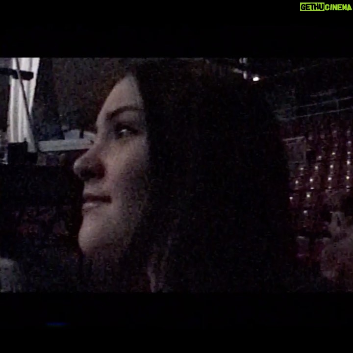 Lynda Thomas - 4.7K Likes - Barcelona, año 2001.
No tenía la menor idea de lo que iba a suceder, era mi primer presentación en esta hermosa ciudad.
En este viaje nunca logré vencer el jet lag 😂 y llevaba muchas horas sin dormir😒
Sin embargo, escuchar el ánimo de toda la gente fué como bocanada de aire fresco y salí a darlo todo.
El público fué maravillosamente cálido y a pesar del cansancio, recuerdo haberlo disfrutado mucho.
Memorias que atesoro y que hoy me gusta compartir con ustedes 😌
Larga vida 🙏
#tbt #barcelona #musicconcert #memories #lyndathomasoficial