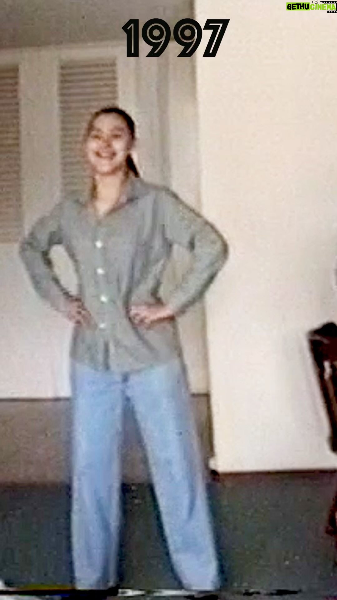 Lynda Thomas - 17.5K Likes - Tenía quince años cuando hicimos este baile para “Dile”🤭
Quien me iba a decir que hoy estaría viéndolos desde el escenario bailándola conmigo😜
Por cierto, esos pantalones están de moda otra vez! 😱
Feliz jueves de #tbt
#tbt #memories #nostalgia #lyndathomasoficial