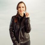 Lynda Thomas Instagram - Aprendí hace muchos años que somos inevitablemente imperfectos y que siempre existirá quien te critique, desde la manera de vestir, hasta la forma de amar. Lo que también he aprendido, es que la opinión de otros, siempre es temporal y nunca nos define. Y aunque debemos agradecer la preocupación de aquellos que nos aman, al final del día, solo hay una persona que te conoce en realidad. Esa persona, es quien te ve desde el espejo, y quien merece la misma compasión, el mismo amor y la misma empatía que le ofreces a quienes consideras tus amigos. Nadie está obligado a lo imposible con tal de encajar en la vida de otros, ni a sacrificar la identidad, para sentirse amado. Cambia porque así lo deseas, pero nunca, porque otros lo esperan. Larga vida 🙏 #youareenough #loveyourself #lyndathomasoficial