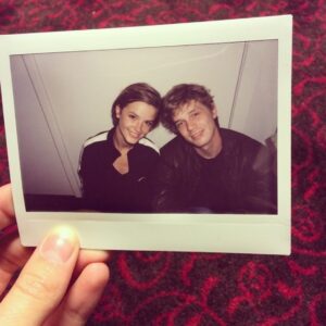 Lynn Van Royen Instagram - Om de zoveel tijd kom ik die foto nog eens tegen 😊 
Zo jong en ongekreukeld we nog waren hè @joren.seldeslachts 🫶🏼😄 #spitsbroers (nee er komt geen nieuw seizoen, stop asking)
