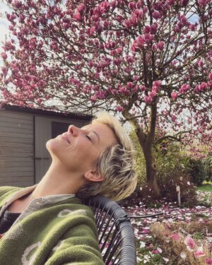 Lynn Van Royen Instagram - Gestolen halfuur onder de magnolia. In de zon. Met een boek en een koffie. 🙏🏼🩷