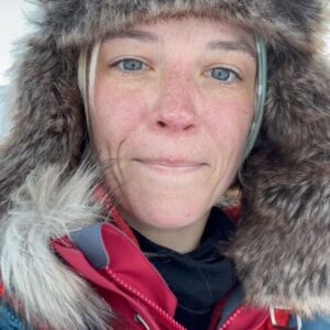Lynn Van Royen Instagram - Vanavond slapen we op een ijsfjord,
Ge zou er haast contemplatief van worden ☺️♥️ de kans bestond dat we ‘‘s nachts een beetje opgeduwd werden door het ijs dat nog onderhevig was aan de en en vloed van de zee 🤷🏼‍♀️😄👌🏼 ofcourse! Geen erg! Doen we wel! #deexpeditie @play4_be @rosesarebluetv