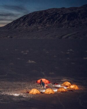 Lynn Van Royen Instagram - Vanavond slapen we op een ijsfjord,
Ge zou er haast contemplatief van worden ☺️♥️ de kans bestond dat we ‘‘s nachts een beetje opgeduwd werden door het ijs dat nog onderhevig was aan de en en vloed van de zee 🤷🏼‍♀️😄👌🏼 ofcourse! Geen erg! Doen we wel! #deexpeditie @play4_be @rosesarebluetv