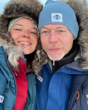 Lynn Van Royen Instagram - ‘t is vanavond de laatste aflevering van #deexpeditie 🤍 zo belachelijk blij van dit te kunnen en mogen doen met deze hoop lieve mensen! Ene keer is wel genoeg 😅🫶🏼 @play4_be @rosesarebluetv @goplay.be