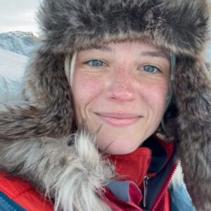 Lynn Van Royen Instagram - Vanavond slapen we op een ijsfjord,
Ge zou er haast contemplatief van worden ☺️♥️ de kans bestond dat we ‘‘s nachts een beetje opgeduwd werden door het ijs dat nog onderhevig was aan de en en vloed van de zee 🤷🏼‍♀️😄👌🏼 ofcourse! Geen erg! Doen we wel! #deexpeditie @play4_be @rosesarebluetv