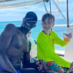 Lynn Collins Instagram - I am so grateful 🩵🌴🩵 Thank you @brendalsdivecenter and Captain David Farrington @seavibesgtc #bahamas #stingrays #swimmingwithpigs