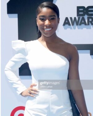 Lyric Ross Instagram - BET AWARDS 🖤🖤 I had soo much Fun ! And to be attending for the first time , AS A NOMINEE !! Can’t thank you enough @bet 
Stylist: @mrenriquemelendez 
Seamstress: @auntfunkyscloset 
Hair: @hairjunkierandy 
Makeup: @tiadantzler 
Nails: @tracy_clemens 
Jumpsuit: @johnpaulataker