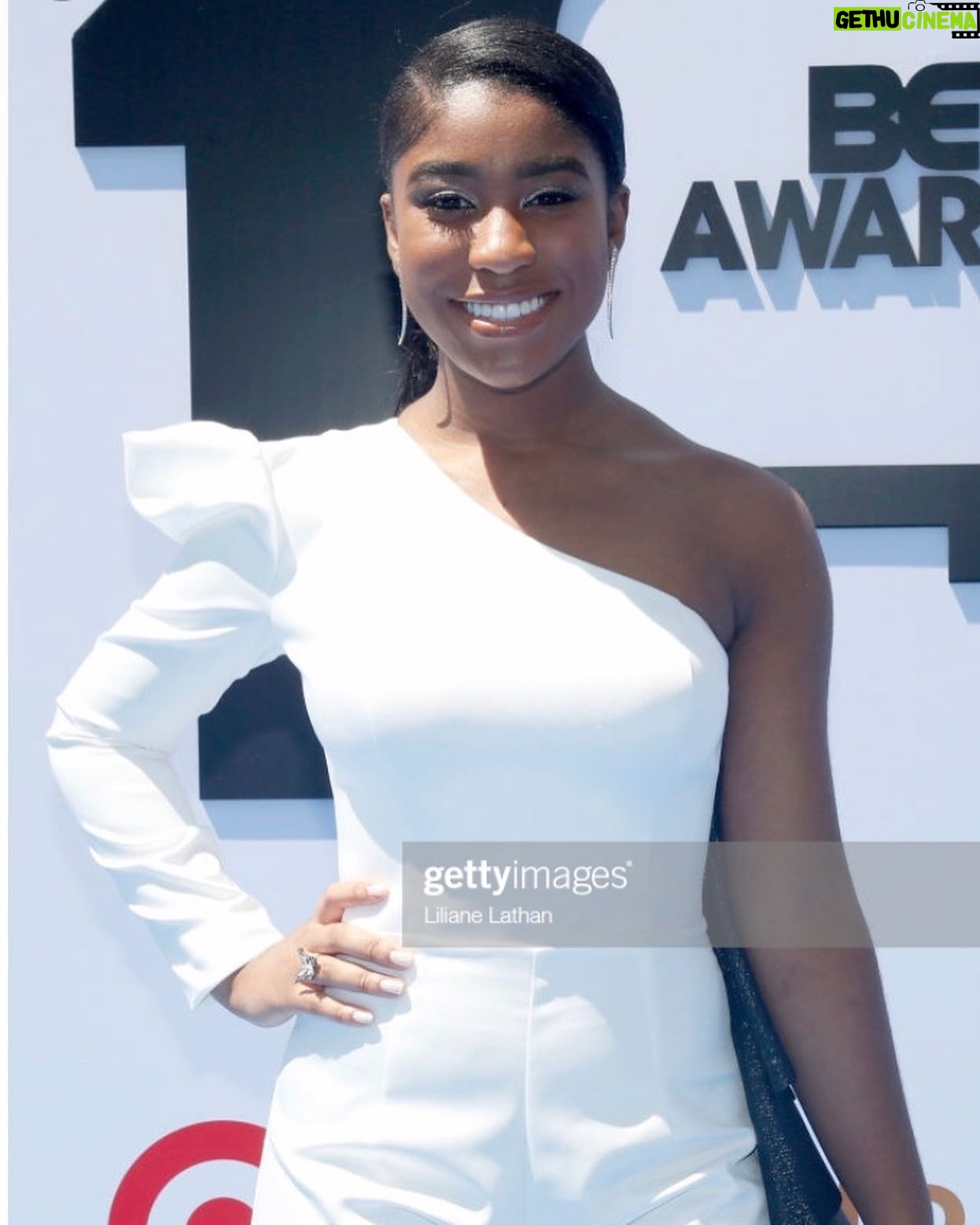 Lyric Ross - 4.2K Likes - BET AWARDS 🖤🖤 I had soo much Fun ! And to be attending for the first time , AS A NOMINEE !! Can’t thank you enough @bet
Stylist: @mrenriquemelendez
Seamstress: @auntfunkyscloset
Hair: @hairjunkierandy
Makeup: @tiadantzler
Nails: @tracy_clemens
Jumpsuit: @johnpaulataker