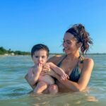 Lysandre Nadeau Instagram - première baignade dans la mer pour BB 🌊 ça n’aura pris qu’une journée en Jamaïque pour que je remette toute ma vie en question, évidemment. je veux que mon bébé grandisse tout nu dans l’herbe au soleil à manger des fruits