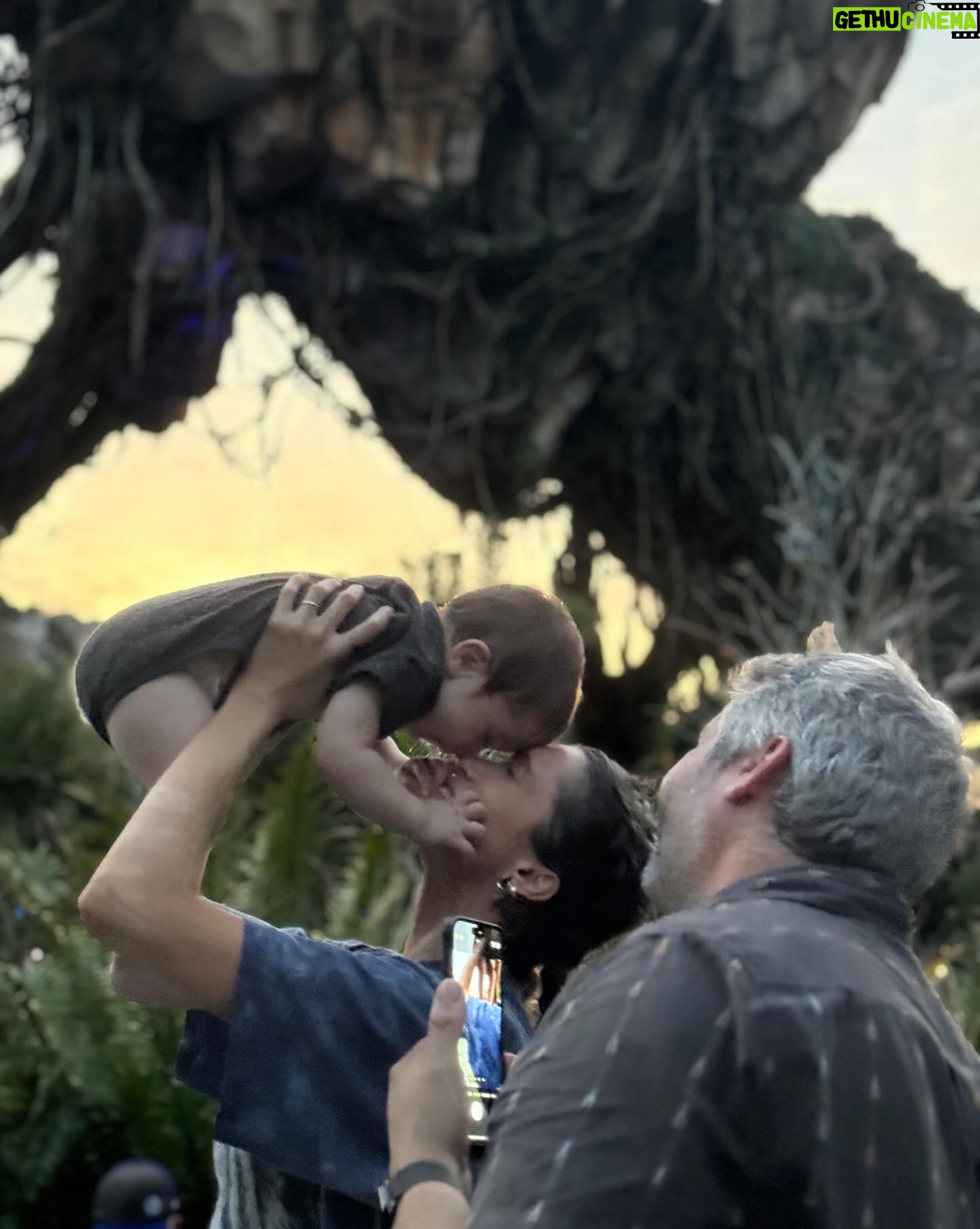 Lysandre Nadeau Instagram - 2023, merci. La plus belle et challengeante année de ma vie. J’ai rencontré mon bébé. C’était doux, mais violent aussi. C’est épeurant autant d’amour d’un seul coup, surtout quand il vient dans un tout petit paquet qui a besoin de soins. On est forts, mais on est fragiles, qu’on s’est dit. Tellement de premières. Co-propriétaire de ma première entreprise, de ma première maison, première voiture. Co-autrice, co-interprète, co-animatrice. On est inarrêtables quand on apprend nos forces, nos faiblesses et qu’on trouve nos compléments humains. Plus de ça pour 2024. Merci à mes co-toute. Je pense avoir trouvé la recette du bonheur, pis c’est de ne pas être dans la résistance. Je ne dis pas de se laisser submerger par les vagues, mais plutôt de les utiliser pour avancer. Ça fatigue trop de nager à contre-courant. La nature est plus forte que nous, de toute façon. Fait que, pour 2024 j’aimerais et je vous souhaite; Plus de premières fois. Plus de travail d’équipe. Moins de résistance. Paix santé prospérité, partout. 🌍🏳️