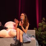 Lysandre Nadeau Instagram - Énorme merci pour ces deux incroyables soirées, Gatineau. À nos invités d’amour aussi: @cassandra.bouchard, @emylalune, @aulitavecannemarie, @kingpreachthepetty et @melaniecouturehumoriste. 🤍 Pis à toute notre gang du @studio.sf_ et à la @salleodyssee. On a déjà tellement hâte aux prochains shows!