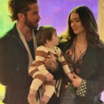 Lysandre Nadeau Instagram – BB a 10 mois 🤍
L’heure du post mensuel a sonné. 

Aujourd’hui, j’ai envie de rendre hommage à toutes les mamans. Soyez fières de vous. Vous faites de votre mieux avec les ressources, les outils et l’aide que vous avez à votre disposition. Je vous admire toutes énormément. 

On apprend à tous les jours. Notre rôle évolue avec nos enfants, c’est comme ça. Tu penses maîtriser quelque chose et le lendemain ton p’tit pou n’a plus le même besoin. Parce qu’il a déjà changé. Il a déjà grandi. C’est correct. On continue de s’adapter. On continue de faire notre possible. 

Hommage aux papas. Hommage aux familles. Hommage aux amis. Hommage au soutien de près ou de loin. Merci de continuer d’aider les mamans, de prendre soin d’elles. 

C’est dans l’aide que nous avons que l’on puise la force d’être la mère que nos enfants méritent. Merci infini. 

Mon bébé, tu mérites le monde. 
Tu es tellement aimé. 
Tellement chéris. 

plus fort 
toujours plus fort 🤍