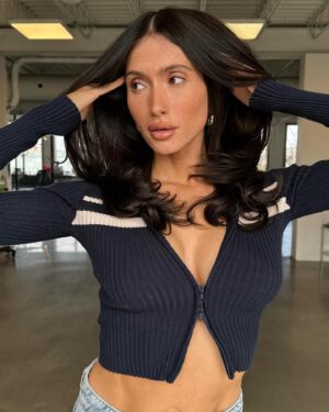 Lysandre Nadeau Instagram - POST PARTUM WHO? 🤎 @lysandrenadeau 

#Haircolor @maxgourgues 
#Haircut #Hairstyle @dreapoliquin 

#Formula : #SHADESEQ 04N   04NA   05G   Solution de traitement (Applied another gloss #ShadesEqGloss 06T 10minutes) #brunette #hair #hairtrends #brunettetrends #curtainbangs #blowout #longlayers