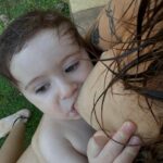 Lysandre Nadeau Instagram - première baignade dans la mer pour BB 🌊 ça n’aura pris qu’une journée en Jamaïque pour que je remette toute ma vie en question, évidemment. je veux que mon bébé grandisse tout nu dans l’herbe au soleil à manger des fruits