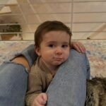 Lysandre Nadeau Instagram – BB a 10 mois 🤍
L’heure du post mensuel a sonné. 

Aujourd’hui, j’ai envie de rendre hommage à toutes les mamans. Soyez fières de vous. Vous faites de votre mieux avec les ressources, les outils et l’aide que vous avez à votre disposition. Je vous admire toutes énormément. 

On apprend à tous les jours. Notre rôle évolue avec nos enfants, c’est comme ça. Tu penses maîtriser quelque chose et le lendemain ton p’tit pou n’a plus le même besoin. Parce qu’il a déjà changé. Il a déjà grandi. C’est correct. On continue de s’adapter. On continue de faire notre possible. 

Hommage aux papas. Hommage aux familles. Hommage aux amis. Hommage au soutien de près ou de loin. Merci de continuer d’aider les mamans, de prendre soin d’elles. 

C’est dans l’aide que nous avons que l’on puise la force d’être la mère que nos enfants méritent. Merci infini. 

Mon bébé, tu mérites le monde. 
Tu es tellement aimé. 
Tellement chéris. 

plus fort 
toujours plus fort 🤍