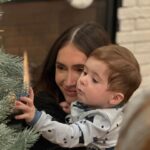 Lysandre Nadeau Instagram – BB a 10 mois 🤍
L’heure du post mensuel a sonné. 

Aujourd’hui, j’ai envie de rendre hommage à toutes les mamans. Soyez fières de vous. Vous faites de votre mieux avec les ressources, les outils et l’aide que vous avez à votre disposition. Je vous admire toutes énormément. 

On apprend à tous les jours. Notre rôle évolue avec nos enfants, c’est comme ça. Tu penses maîtriser quelque chose et le lendemain ton p’tit pou n’a plus le même besoin. Parce qu’il a déjà changé. Il a déjà grandi. C’est correct. On continue de s’adapter. On continue de faire notre possible. 

Hommage aux papas. Hommage aux familles. Hommage aux amis. Hommage au soutien de près ou de loin. Merci de continuer d’aider les mamans, de prendre soin d’elles. 

C’est dans l’aide que nous avons que l’on puise la force d’être la mère que nos enfants méritent. Merci infini. 

Mon bébé, tu mérites le monde. 
Tu es tellement aimé. 
Tellement chéris. 

plus fort 
toujours plus fort 🤍