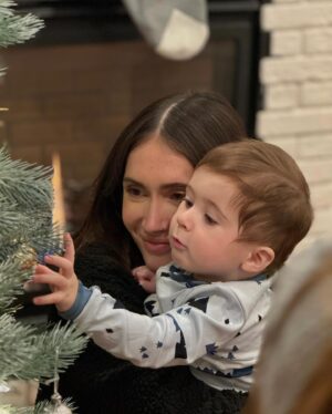 Lysandre Nadeau Instagram - BB a 10 mois 🤍
L’heure du post mensuel a sonné. 

Aujourd’hui, j’ai envie de rendre hommage à toutes les mamans. Soyez fières de vous. Vous faites de votre mieux avec les ressources, les outils et l’aide que vous avez à votre disposition. Je vous admire toutes énormément. 

On apprend à tous les jours. Notre rôle évolue avec nos enfants, c’est comme ça. Tu penses maîtriser quelque chose et le lendemain ton p’tit pou n’a plus le même besoin. Parce qu’il a déjà changé. Il a déjà grandi. C’est correct. On continue de s’adapter. On continue de faire notre possible. 

Hommage aux papas. Hommage aux familles. Hommage aux amis. Hommage au soutien de près ou de loin. Merci de continuer d’aider les mamans, de prendre soin d’elles. 

C’est dans l’aide que nous avons que l’on puise la force d’être la mère que nos enfants méritent. Merci infini. 

Mon bébé, tu mérites le monde. 
Tu es tellement aimé. 
Tellement chéris. 

plus fort 
toujours plus fort 🤍