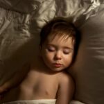 Lysandre Nadeau Instagram – BB a 10 mois 🤍
L’heure du post mensuel a sonné. 

Aujourd’hui, j’ai envie de rendre hommage à toutes les mamans. Soyez fières de vous. Vous faites de votre mieux avec les ressources, les outils et l’aide que vous avez à votre disposition. Je vous admire toutes énormément. 

On apprend à tous les jours. Notre rôle évolue avec nos enfants, c’est comme ça. Tu penses maîtriser quelque chose et le lendemain ton p’tit pou n’a plus le même besoin. Parce qu’il a déjà changé. Il a déjà grandi. C’est correct. On continue de s’adapter. On continue de faire notre possible. 

Hommage aux papas. Hommage aux familles. Hommage aux amis. Hommage au soutien de près ou de loin. Merci de continuer d’aider les mamans, de prendre soin d’elles. 

C’est dans l’aide que nous avons que l’on puise la force d’être la mère que nos enfants méritent. Merci infini. 

Mon bébé, tu mérites le monde. 
Tu es tellement aimé. 
Tellement chéris. 

plus fort 
toujours plus fort 🤍