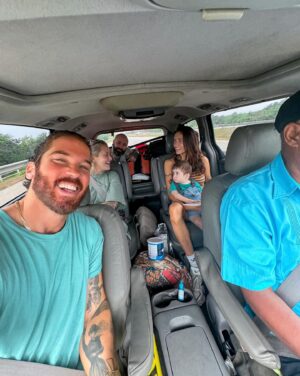 Lysandre Nadeau Instagram - je vous confirme que c’était pas tout à fait le même genre de trip qu’à mon dernier tout inclus à Punta Cana en 2017 👹 < 🤱🏻