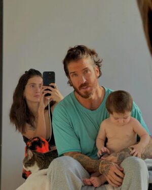 Lysandre Nadeau Instagram - BB a 10 mois 🤍
L’heure du post mensuel a sonné. 

Aujourd’hui, j’ai envie de rendre hommage à toutes les mamans. Soyez fières de vous. Vous faites de votre mieux avec les ressources, les outils et l’aide que vous avez à votre disposition. Je vous admire toutes énormément. 

On apprend à tous les jours. Notre rôle évolue avec nos enfants, c’est comme ça. Tu penses maîtriser quelque chose et le lendemain ton p’tit pou n’a plus le même besoin. Parce qu’il a déjà changé. Il a déjà grandi. C’est correct. On continue de s’adapter. On continue de faire notre possible. 

Hommage aux papas. Hommage aux familles. Hommage aux amis. Hommage au soutien de près ou de loin. Merci de continuer d’aider les mamans, de prendre soin d’elles. 

C’est dans l’aide que nous avons que l’on puise la force d’être la mère que nos enfants méritent. Merci infini. 

Mon bébé, tu mérites le monde. 
Tu es tellement aimé. 
Tellement chéris. 

plus fort 
toujours plus fort 🤍