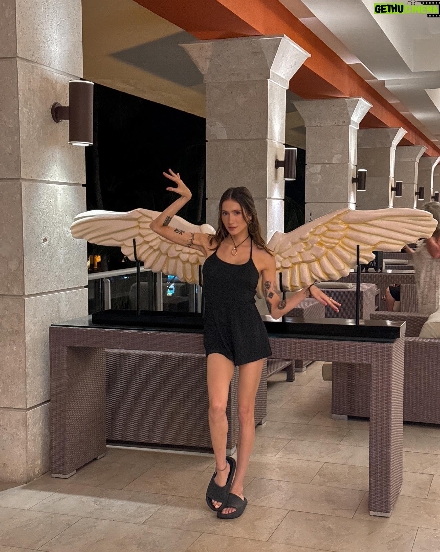 Lysandre Nadeau - 32.6K Likes - je vous confirme que c’était pas tout à fait le même genre de trip qu’à mon dernier tout inclus à Punta Cana en 2017 👹 < 🤱🏻