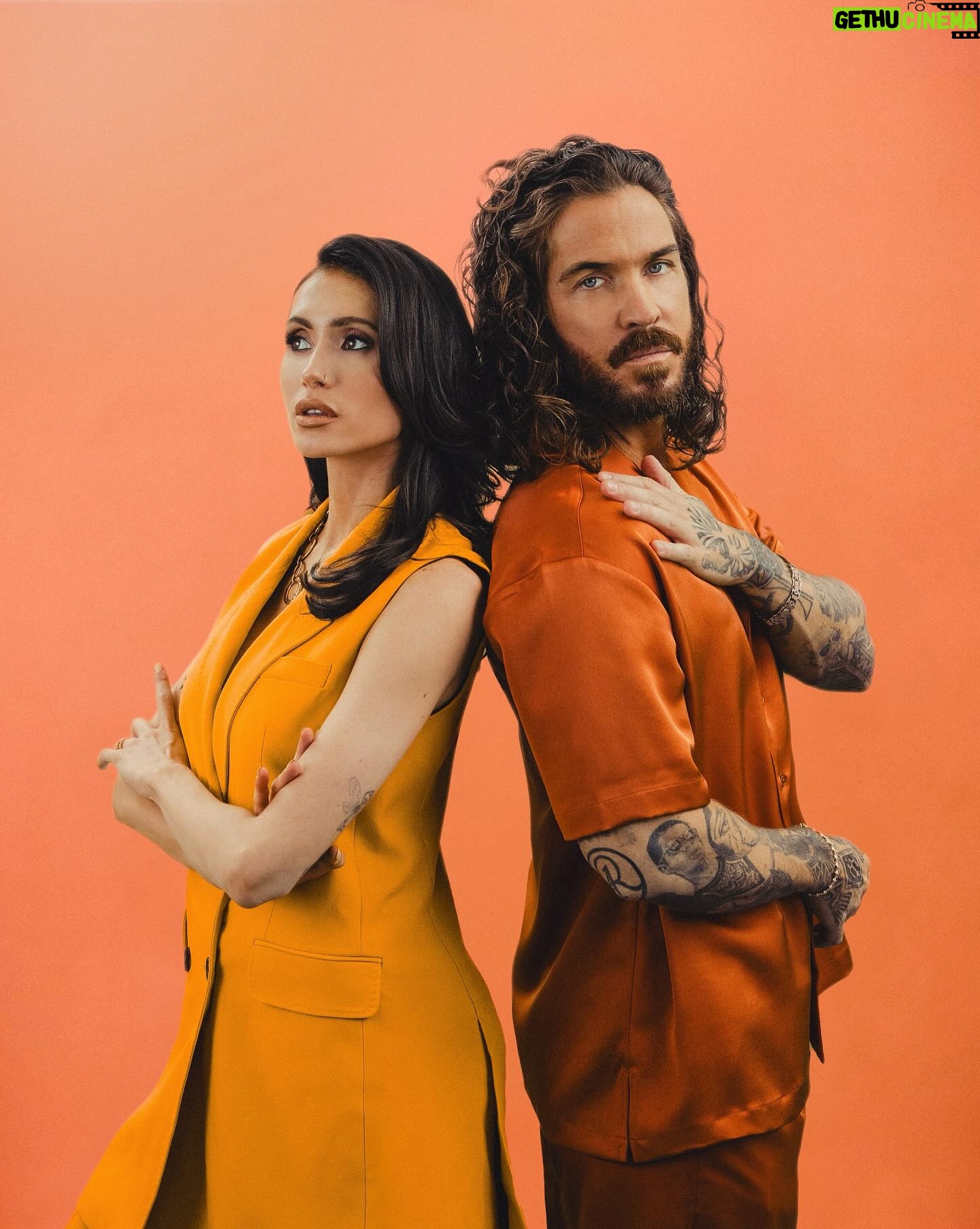 Lysandre Nadeau Instagram - notre nouvelle chanson « parenthèse » disponible partout dès maintenant 🥲 (lien dans la bio) photos @madebymalomtl stylist @styledbynao hair @andrew.gilbertt makeup @beautybyvirginie @coyoterecords