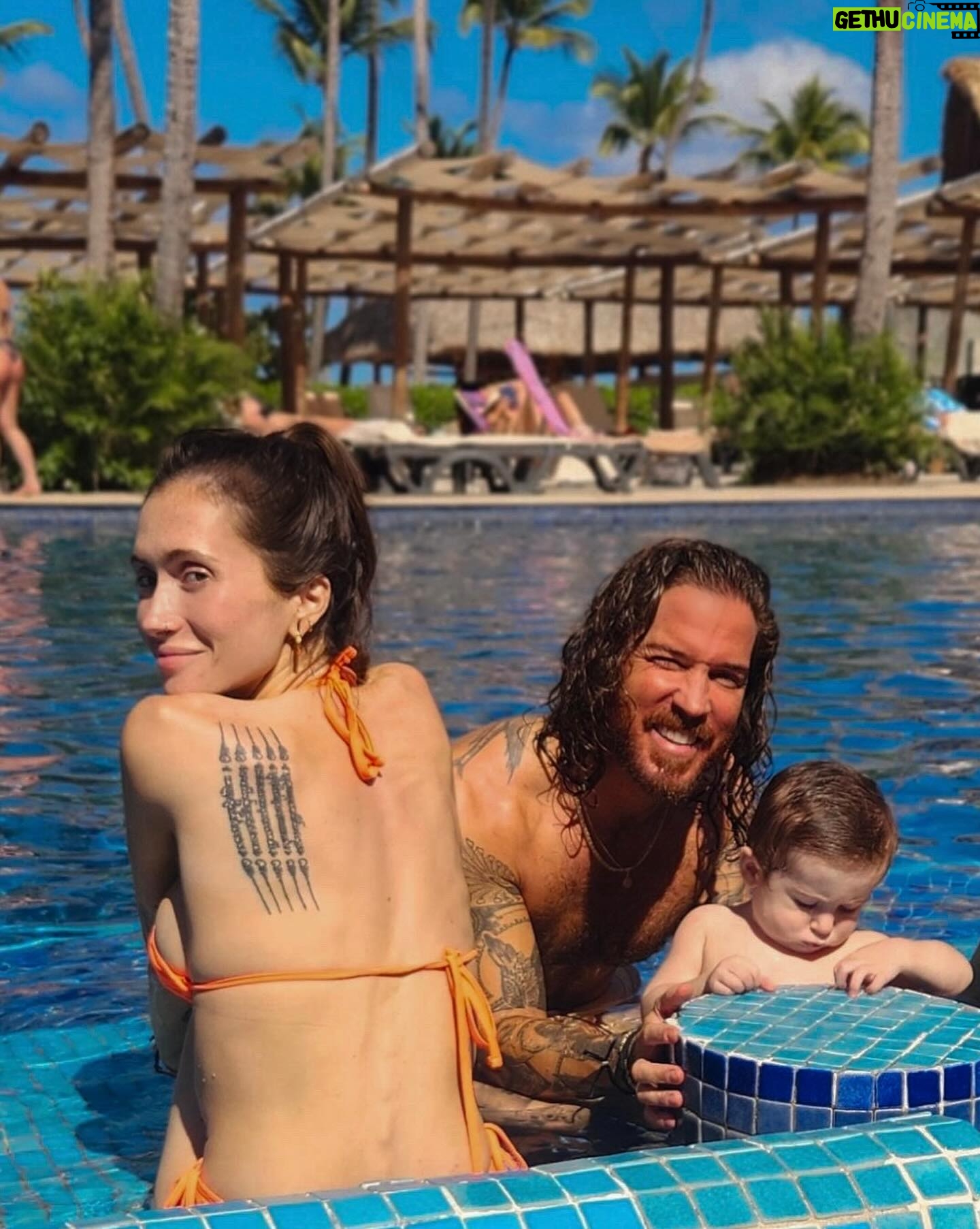 Lysandre Nadeau - 32.6K Likes - je vous confirme que c’était pas tout à fait le même genre de trip qu’à mon dernier tout inclus à Punta Cana en 2017 👹 < 🤱🏻