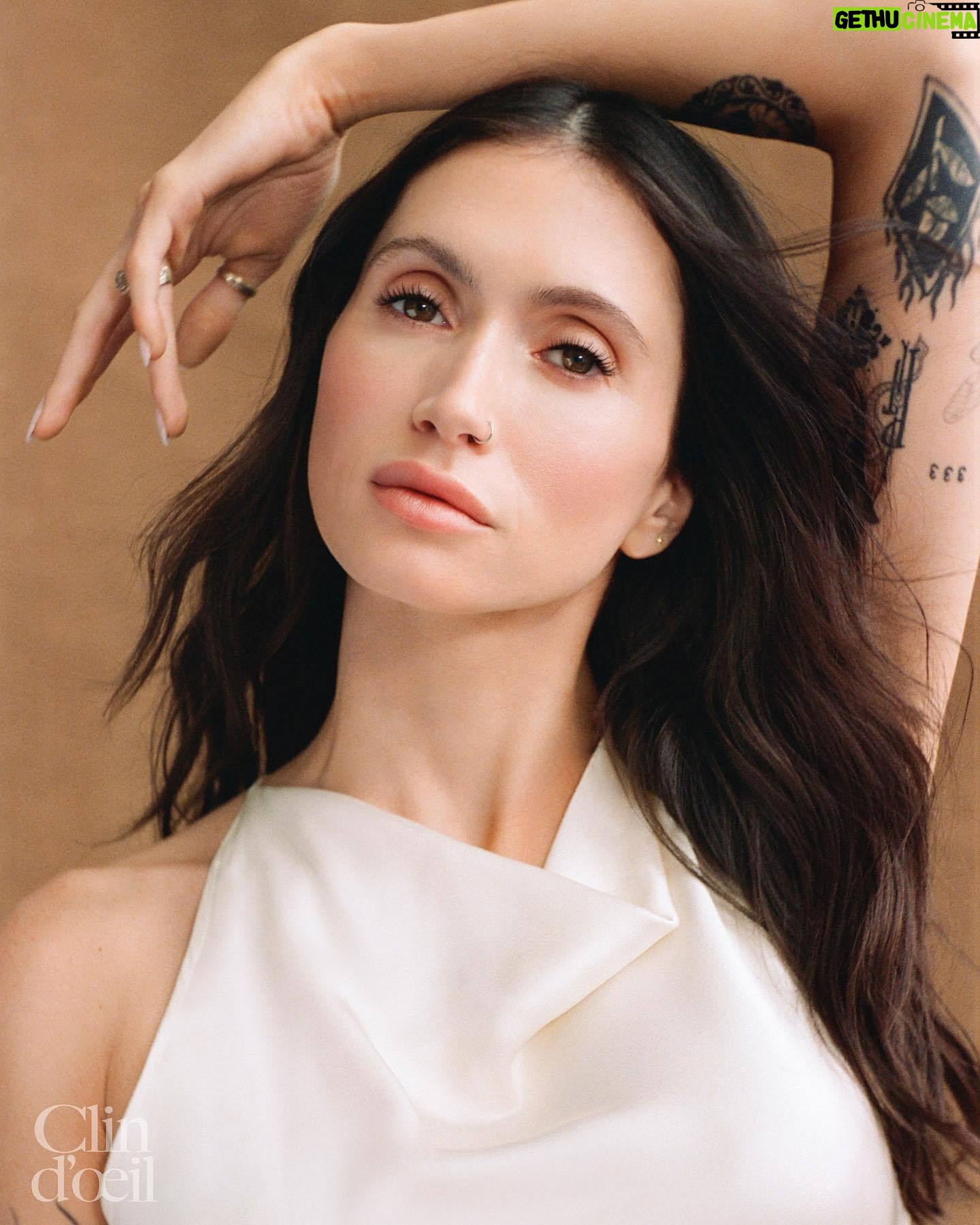 Lysandre Nadeau Instagram - Quelques images de l’éditorial du numéro d’été avec @lysandrenadeau 🤍💍 En kiosque dès maintenant! Cover-girl: @lysandrenadeau Photos: @joelandjustyna Direction mode: @florenceodurand Direction artistique: @elsarigaldies Directrice de publication: @jbuchinger Maquillage et coiffure: @alpersisters (@teamm.agency) Assistants photo: @___sel_de_mer et @fcpweddings Assistants stylisme: @huguesbergevin et @norahhcloutier Postproduction: @vallali_retouchephoto