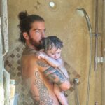 Lysandre Nadeau Instagram - première baignade dans la mer pour BB 🌊 ça n’aura pris qu’une journée en Jamaïque pour que je remette toute ma vie en question, évidemment. je veux que mon bébé grandisse tout nu dans l’herbe au soleil à manger des fruits